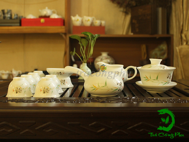 Bộ ấm chén bao gồm 1 ấm và 6 chén, 1 tống chuyên trà, 01 phễu lọc